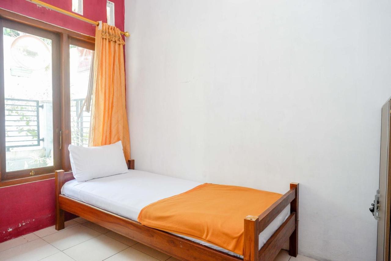 Хостел Koolkost Syariah Near Malioboro Area Джокьякарта Экстерьер фото